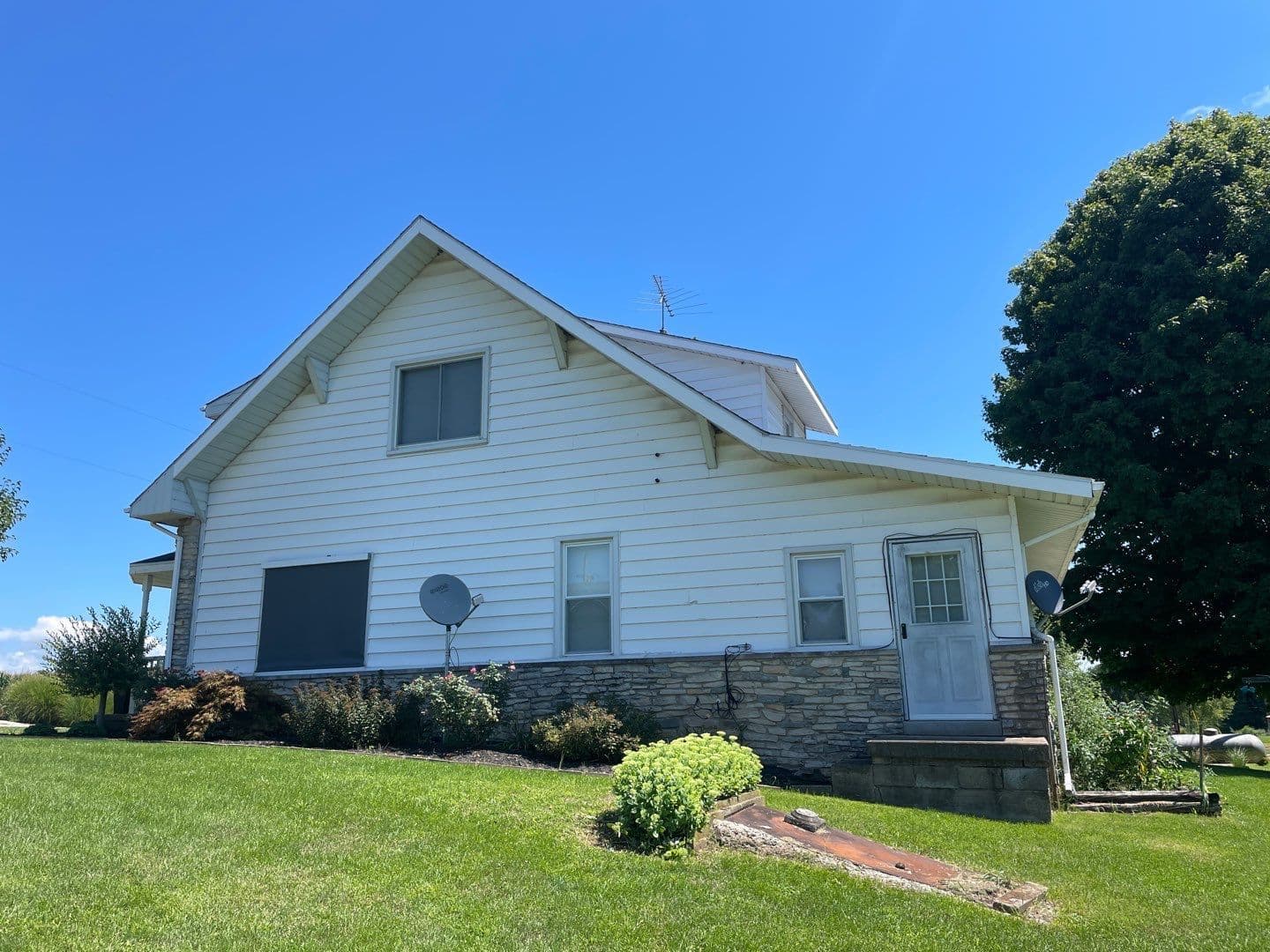 before-side-view-siding-gutter-replacement-home-remodel-muncie-indiana.